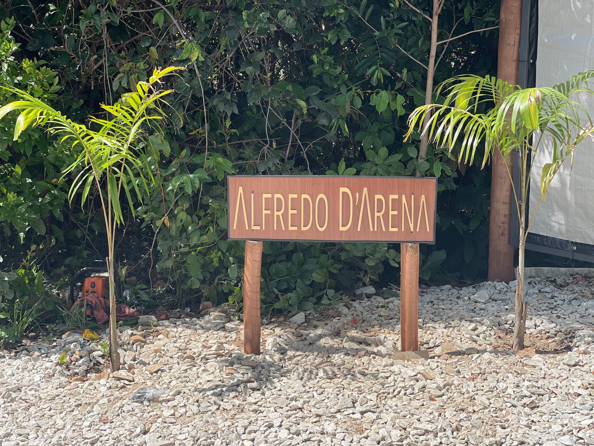Placa de madeira com o nome Alfredo D'Arena na entrada da unidade