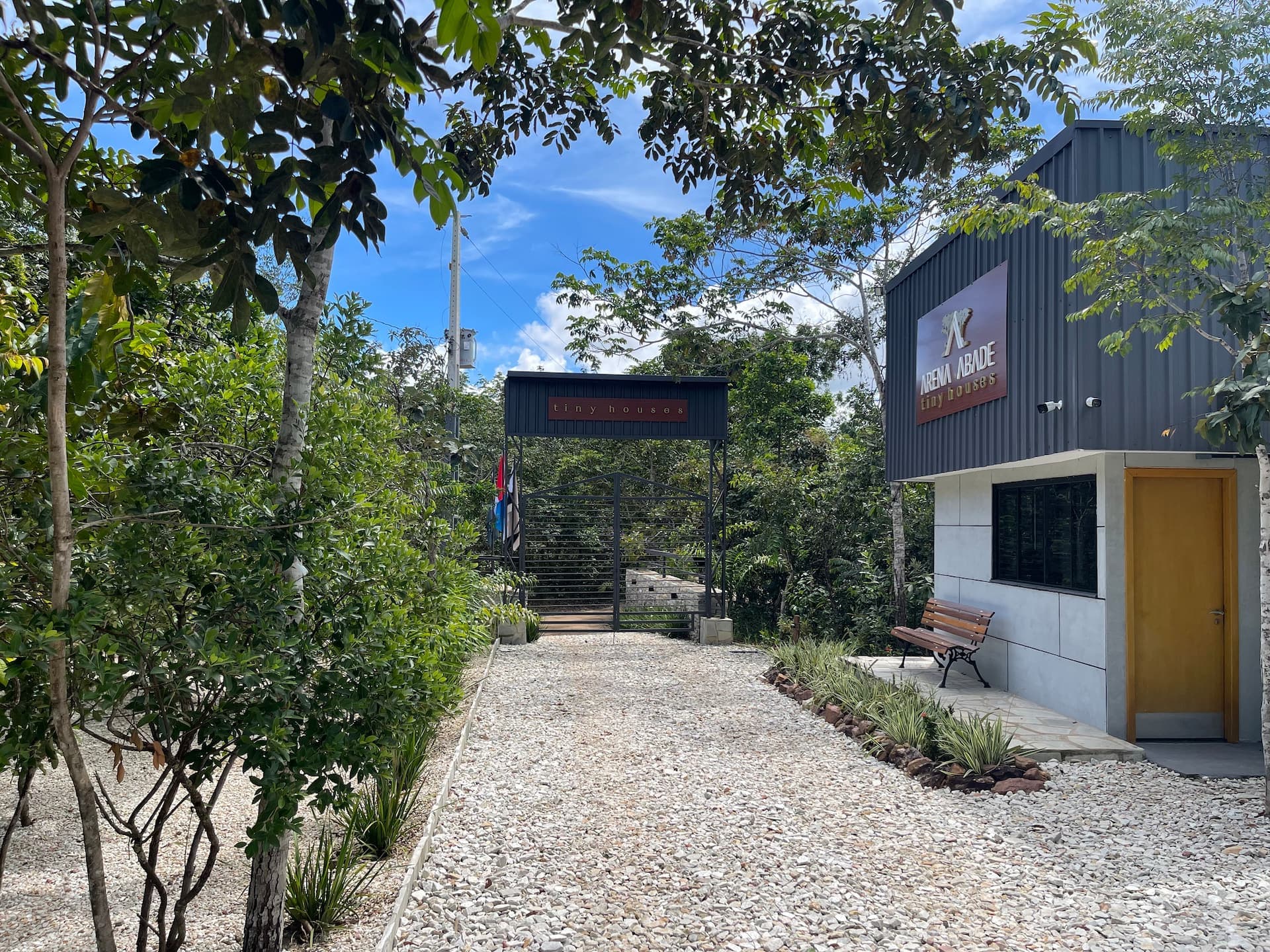 Caminho de acesso arborizado até a recepção da Arena Abade