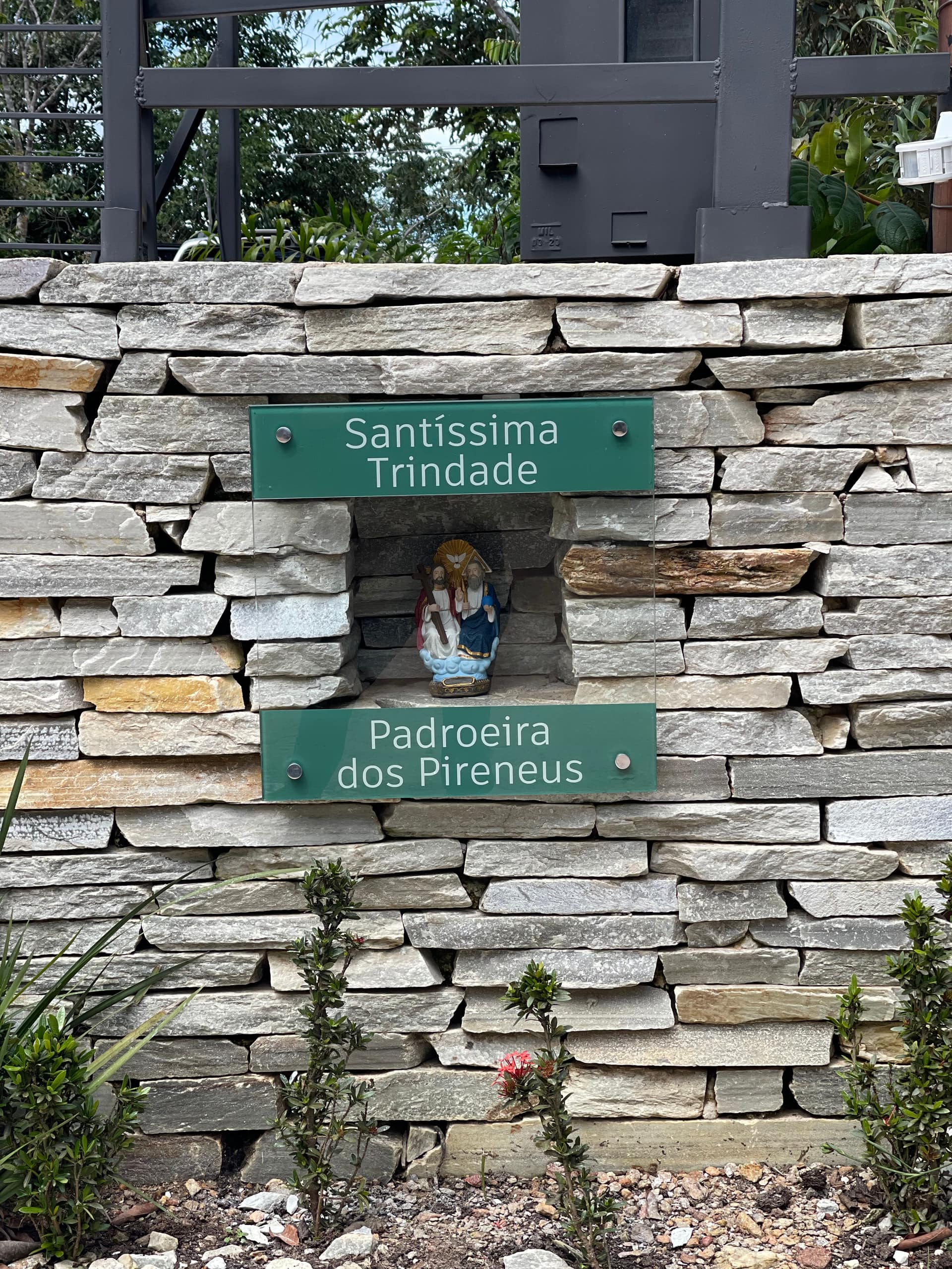 Detalhe do letreiro em pedra na entrada da propriedade